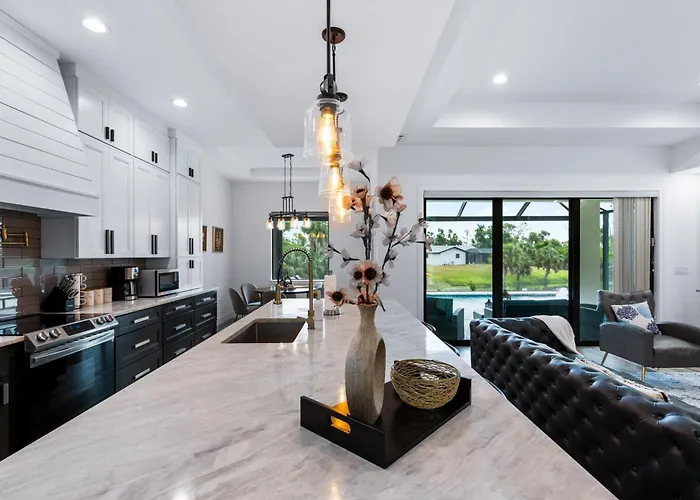 The Perfect Retreat With Canal View